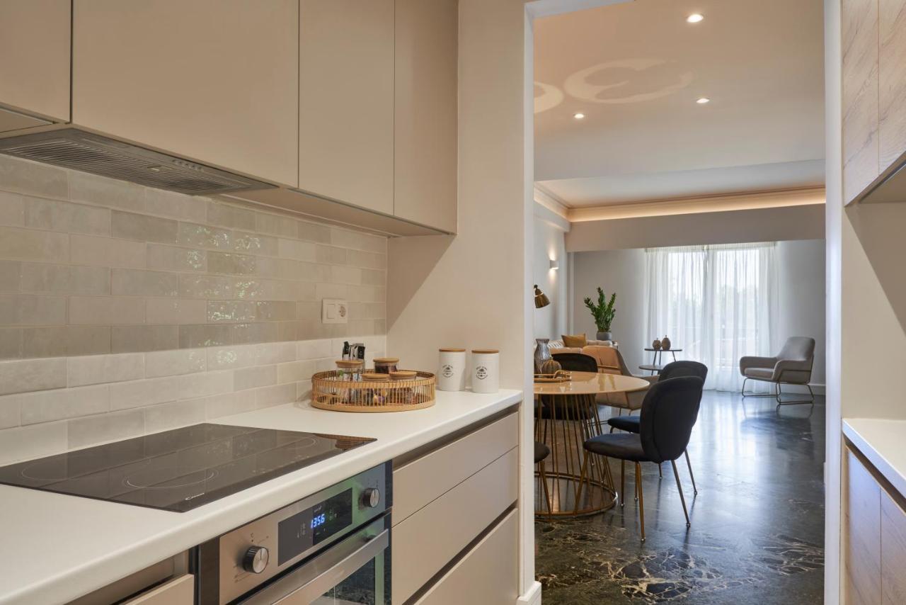 Chic N Bright 3Bd Apt With Hilton View アテネ エクステリア 写真