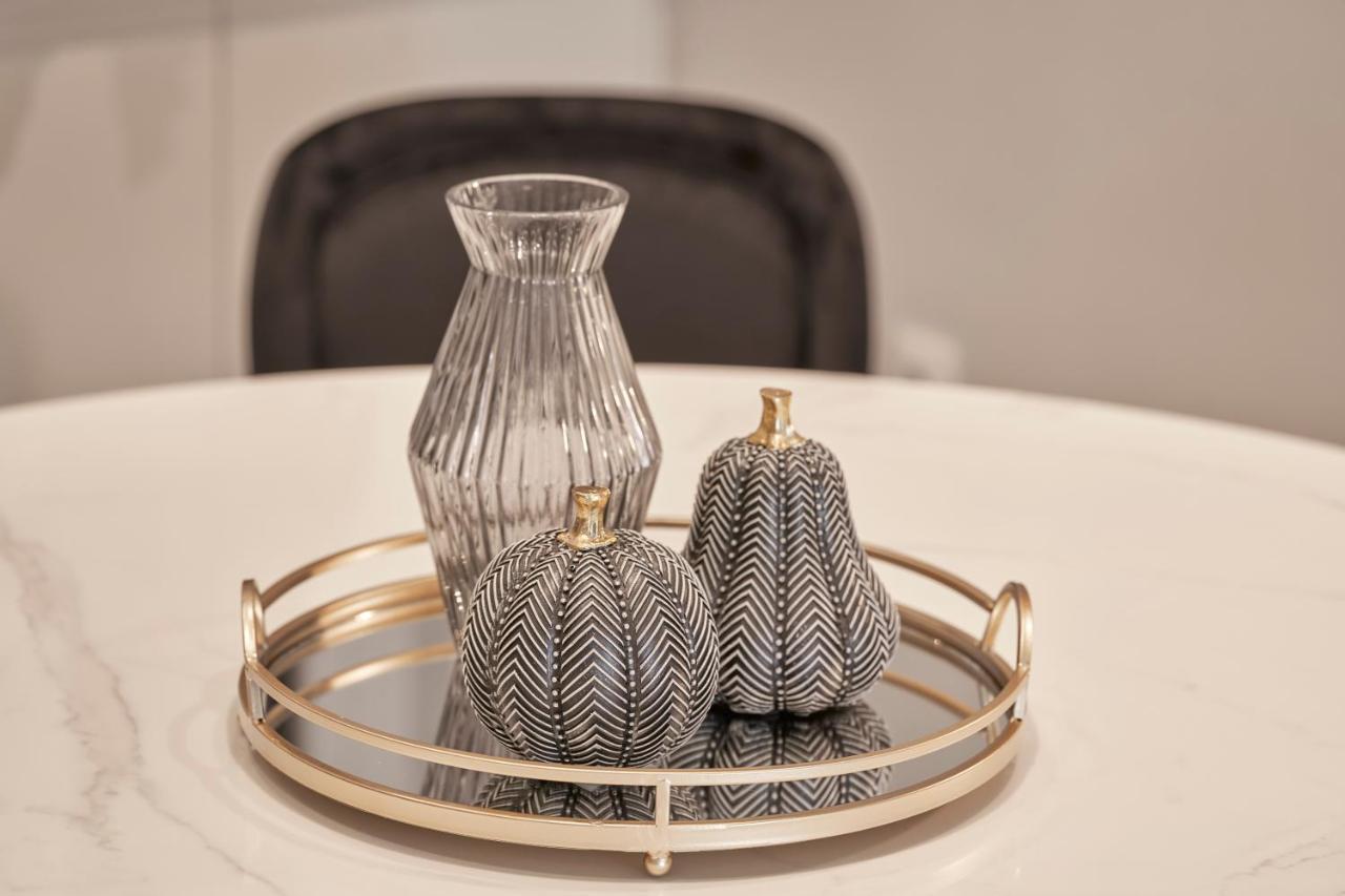 Chic N Bright 3Bd Apt With Hilton View アテネ エクステリア 写真
