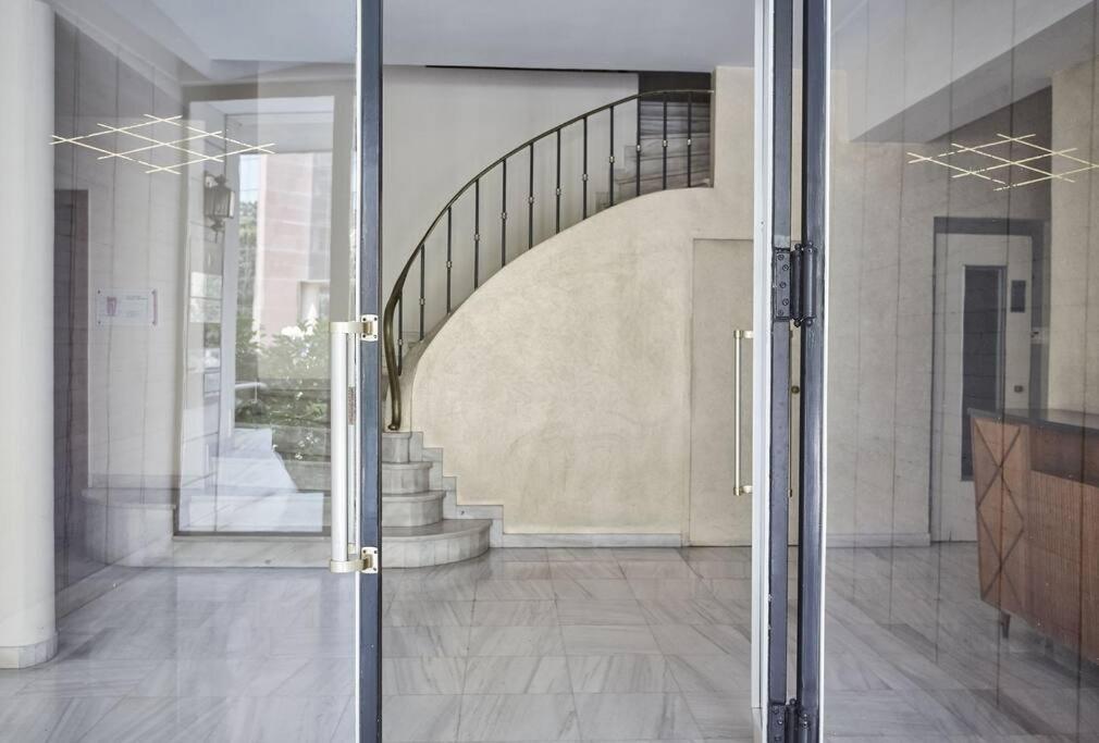 Chic N Bright 3Bd Apt With Hilton View アテネ エクステリア 写真